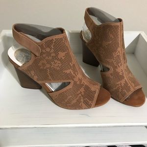 New Vince Camino Size 61/2M Sandals